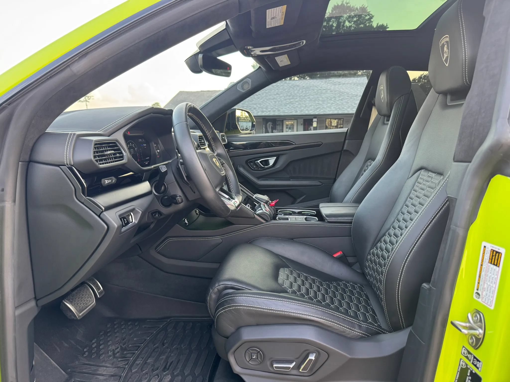 Used 2022 Lamborghini Urus AWD/4WD image 21