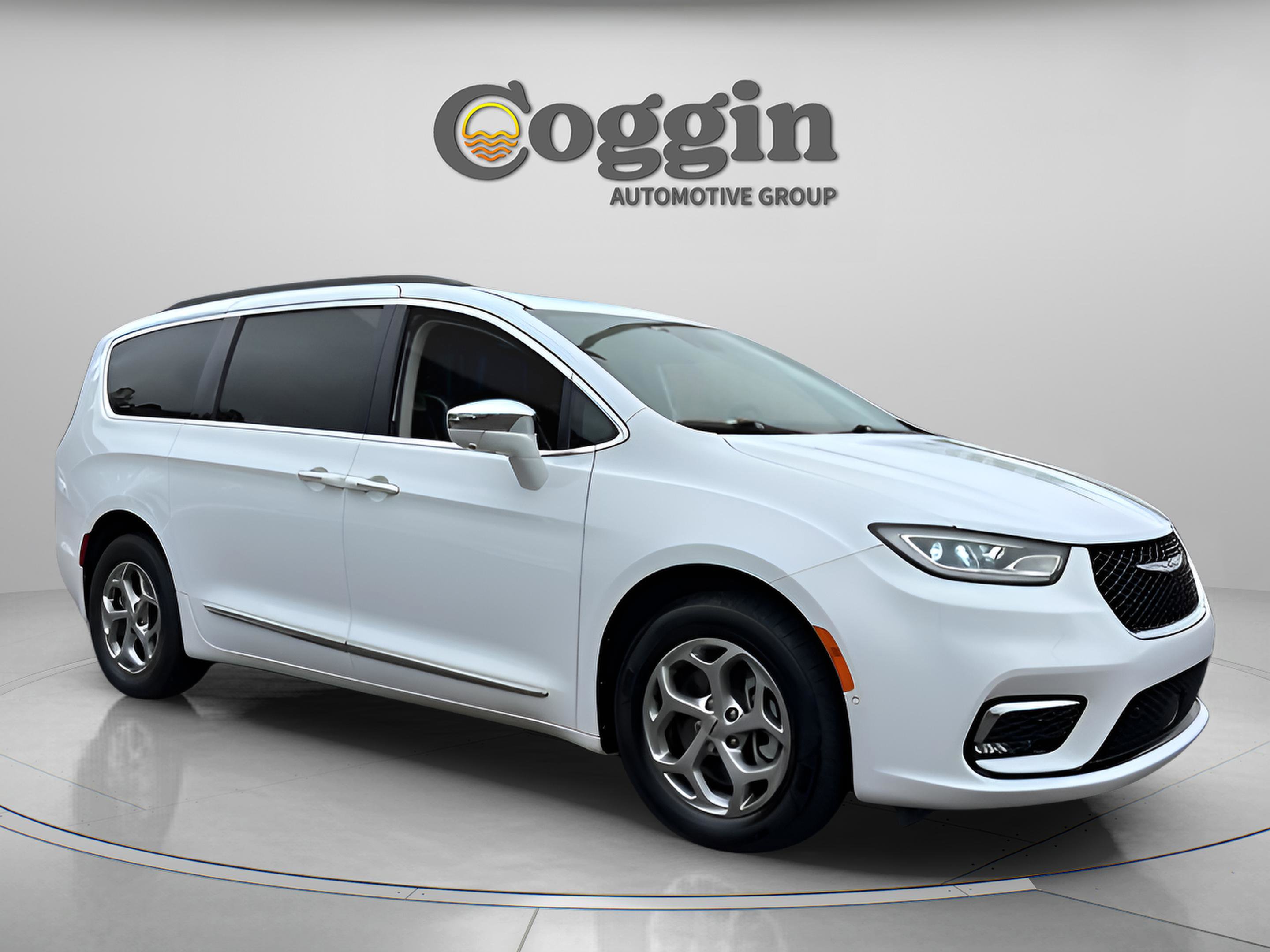 Used 2022 Chrysler Pacifica Limited w/ Uconnect Theater Family Group image 7