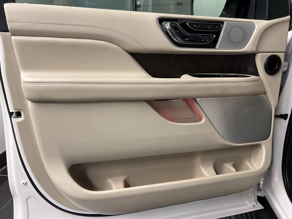 Used 2019 Lincoln Navigator L Reserve image 32