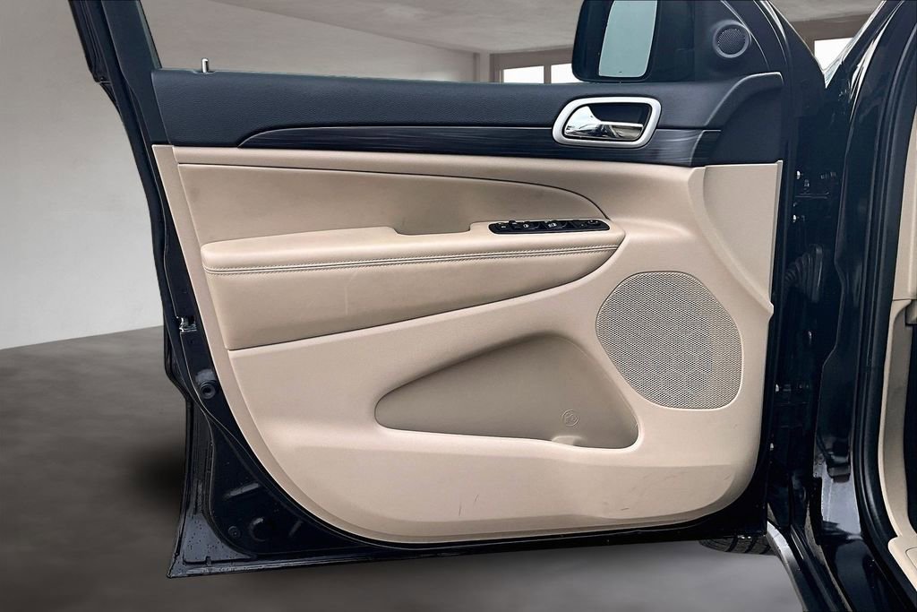 Used 2022 Jeep Grand Cherokee Laredo E image 24