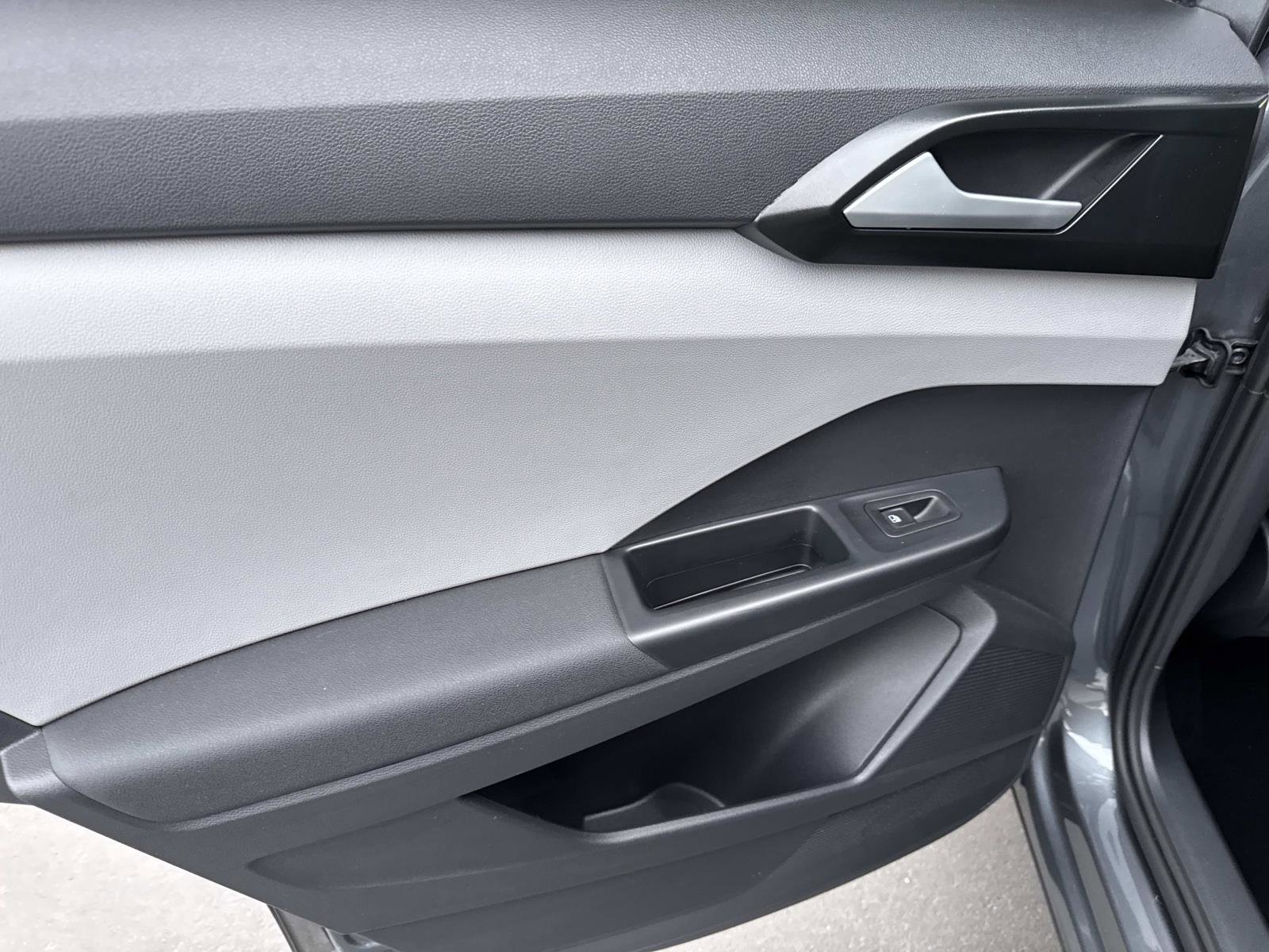 Certified 2022 Volkswagen Taos SE w/ Panoramic Sunroof Package image 9