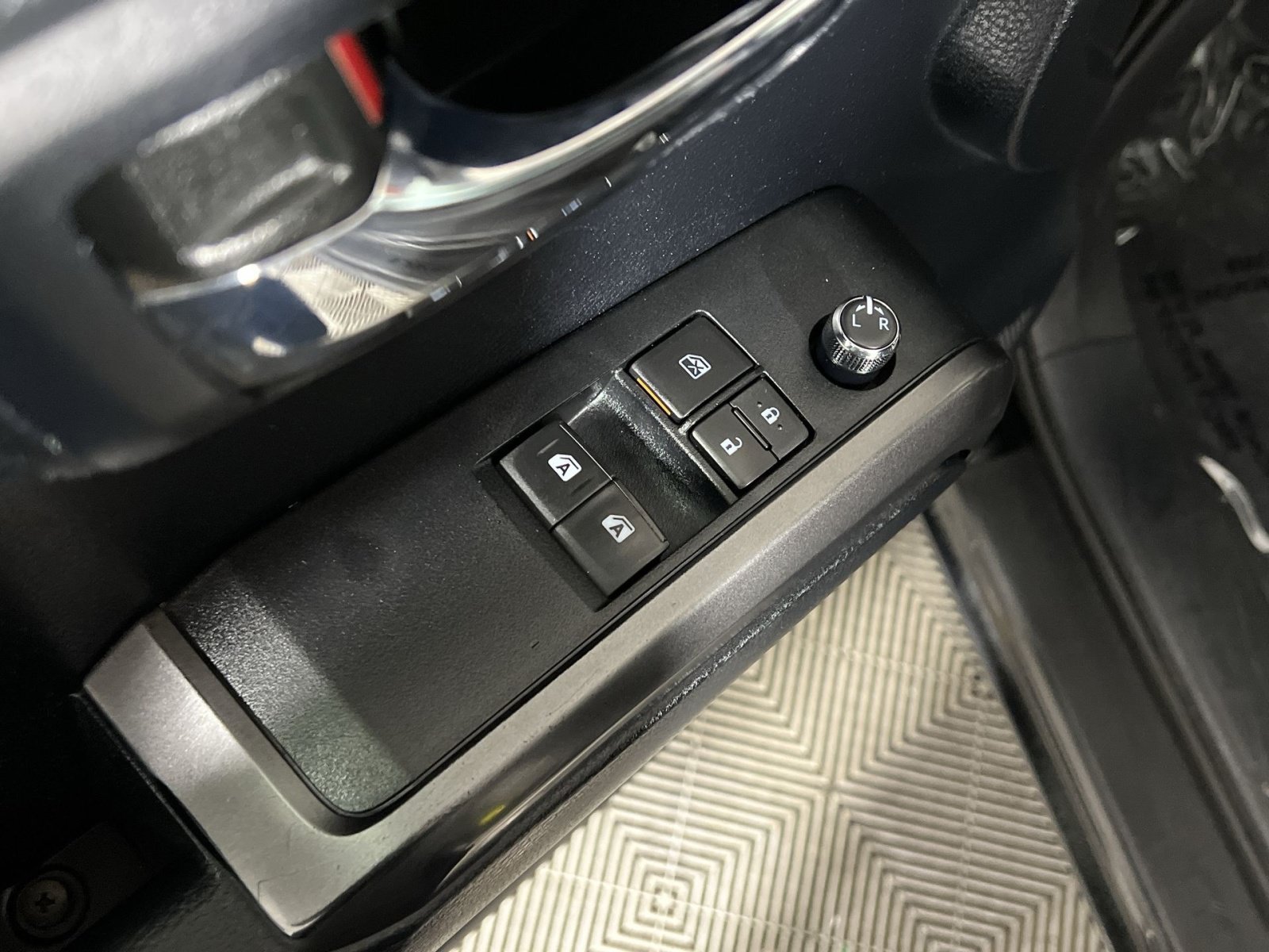 Used 2016 Toyota Tacoma TRD Sport w/ Towing Package AWD/4WD image 15