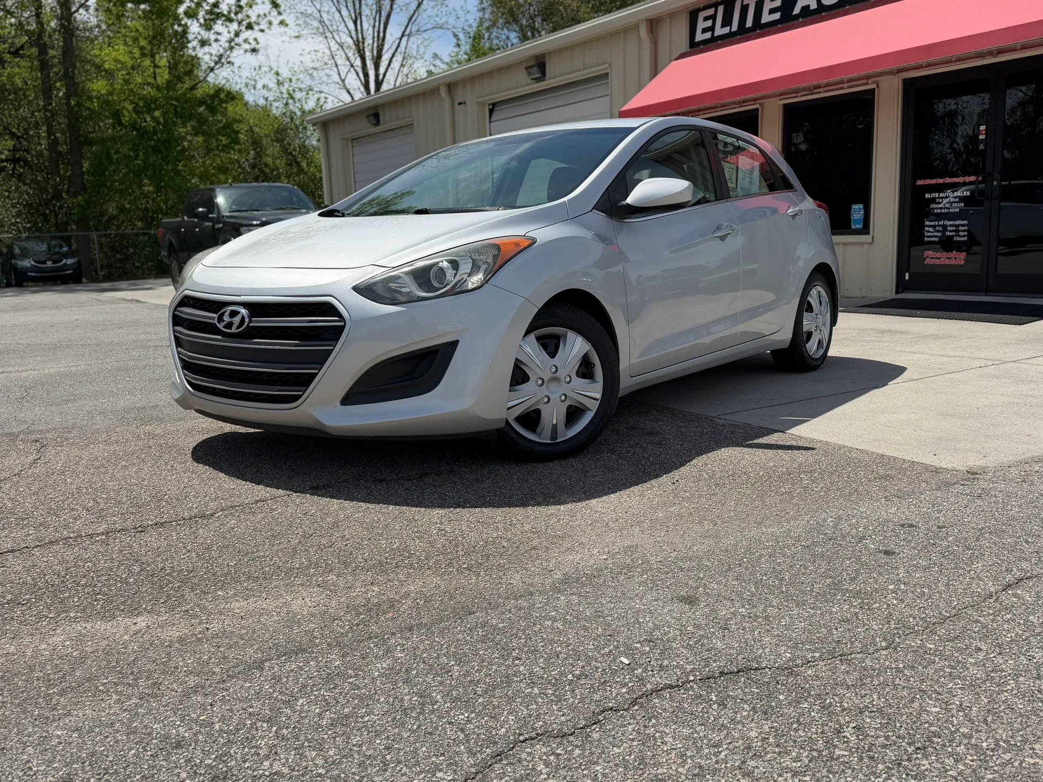 Used 2017 Hyundai Elantra GT image 3