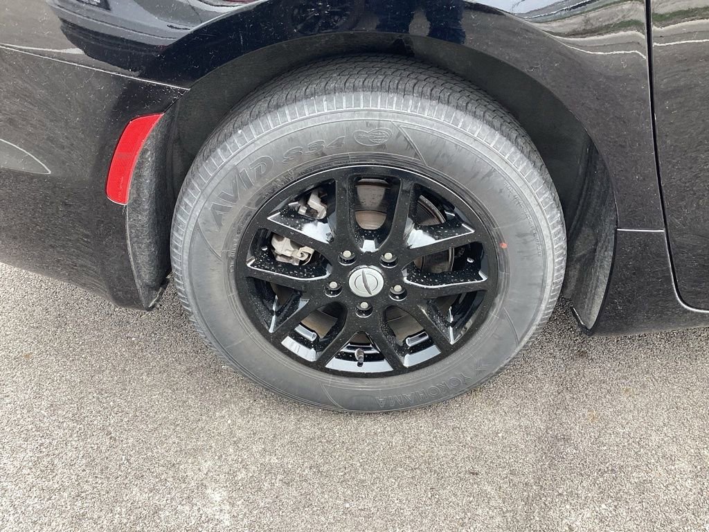 Used 2024 Chrysler Pacifica Touring-L image 39