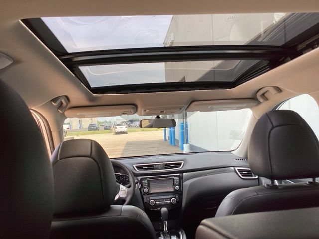 Used 2016 Nissan Rogue SL w/ SL Premium Package AWD/4WD image 14