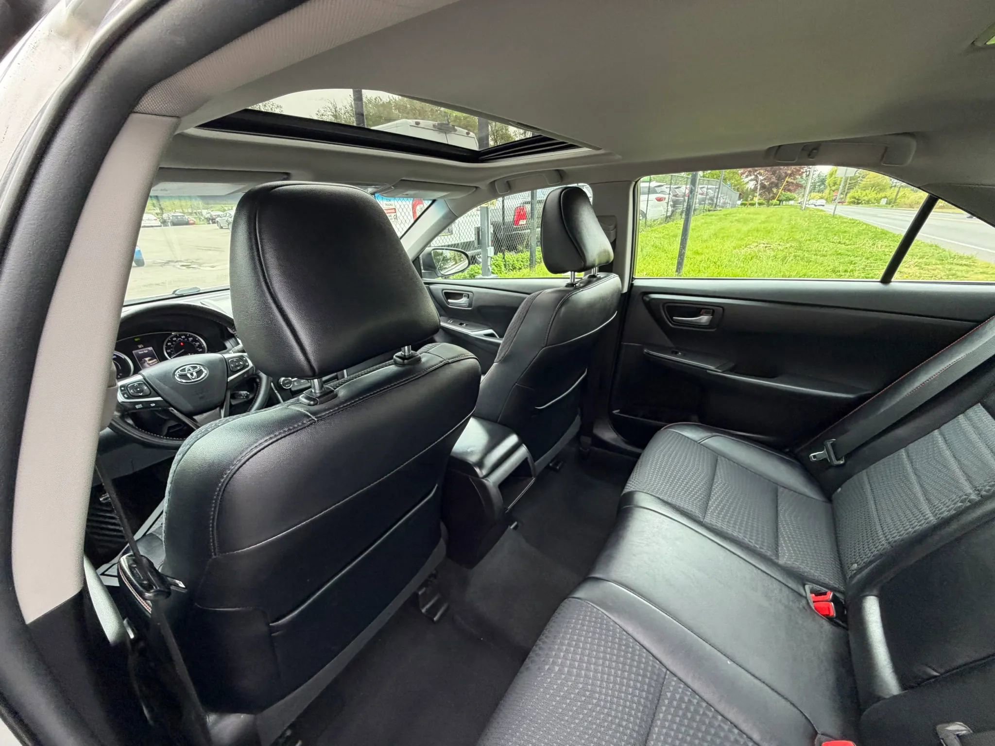 Used 2015 Toyota Camry SE w/ Moonroof Package FWD image 18