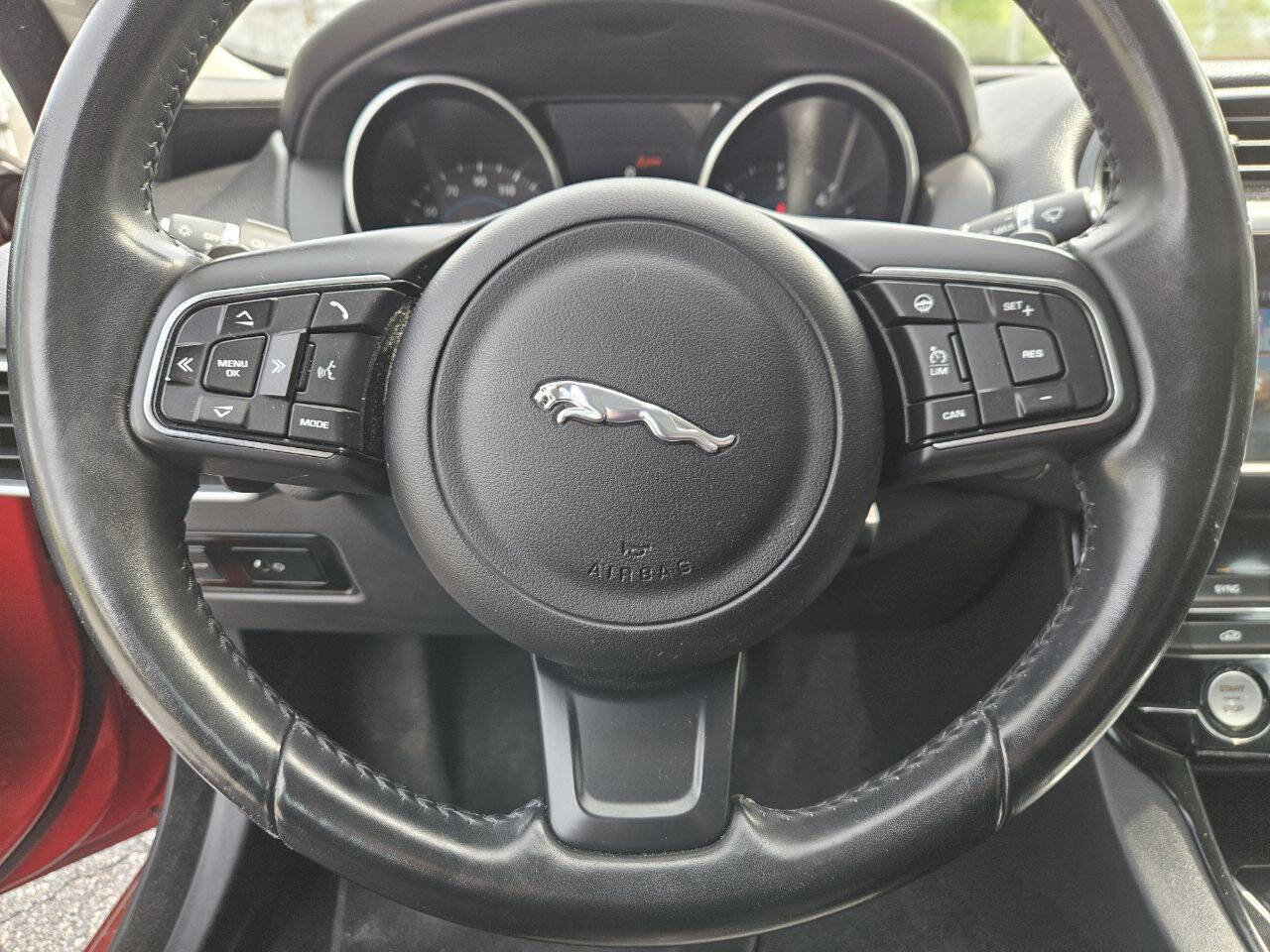 Used 2017 Jaguar XE Premium image 22