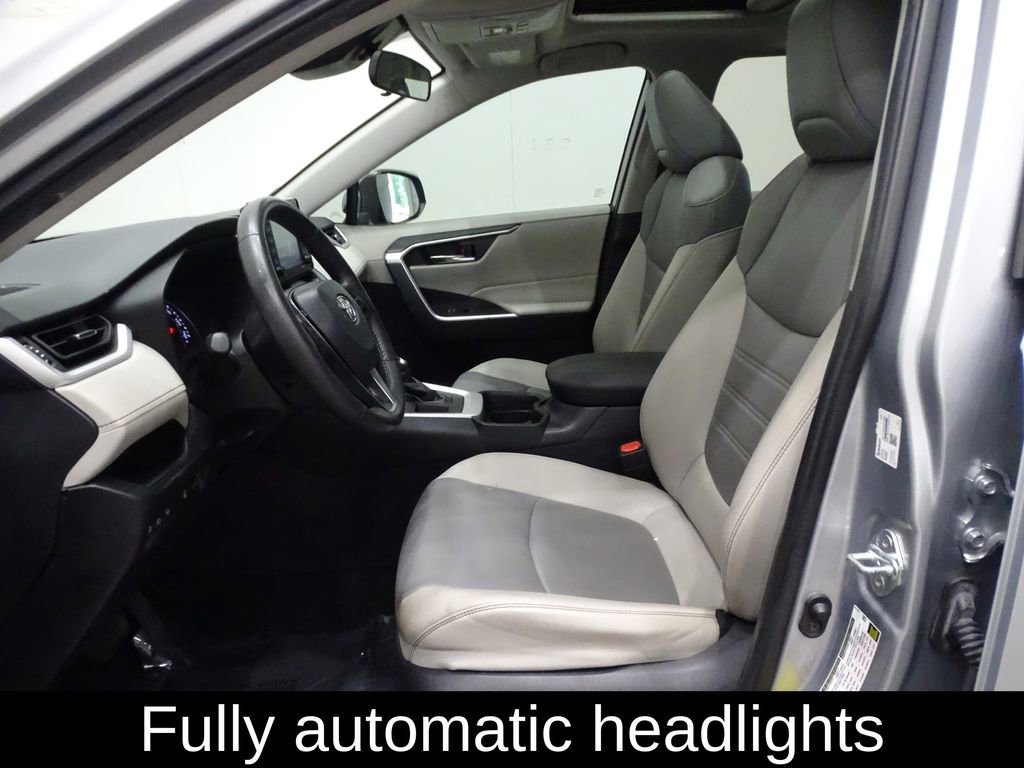 Used 2021 Toyota RAV4 XLE Premium image 11
