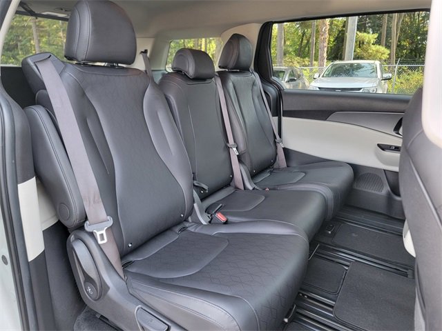 Used 2023 Kia Carnival LX image 24