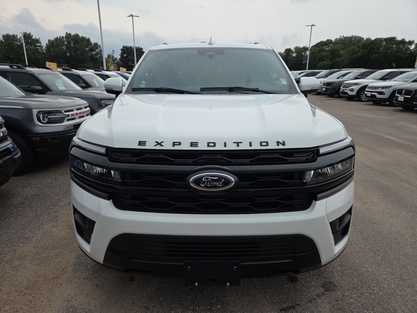 Used 2024 Ford Expedition Limited AWD/4WD image 8