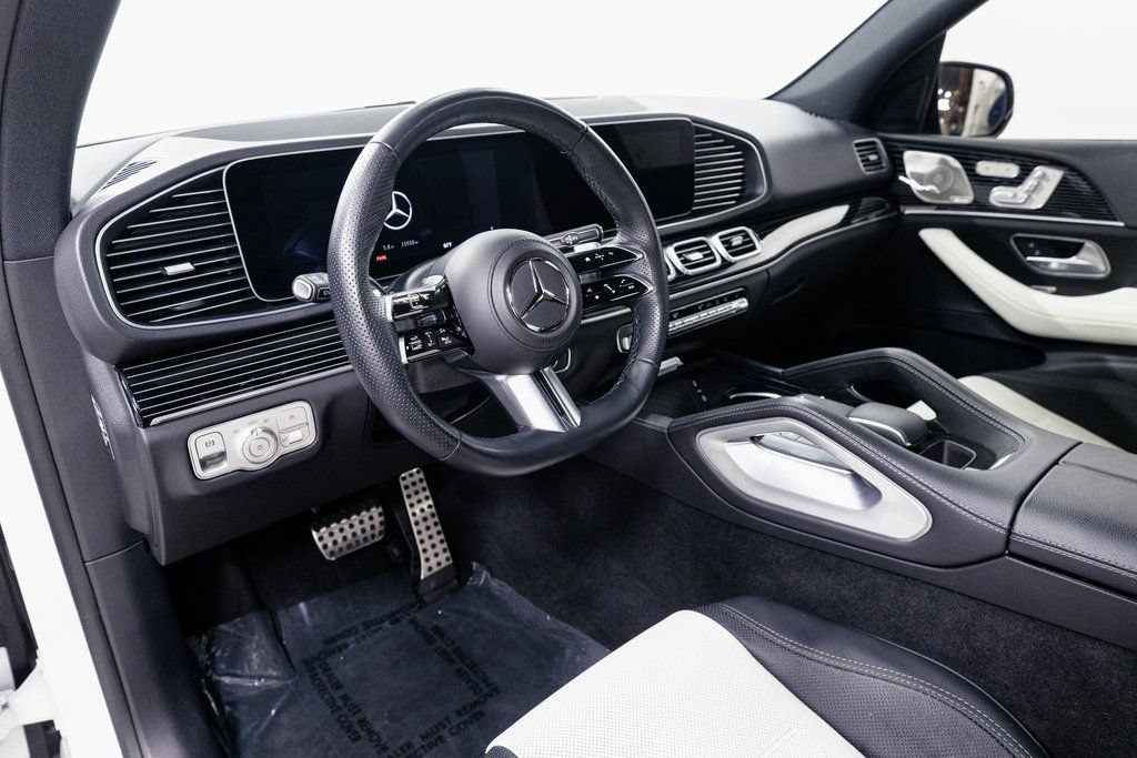 Used 2025 Mercedes-Benz GLE 450e 4MATIC w/ AMG Line Interior image 9