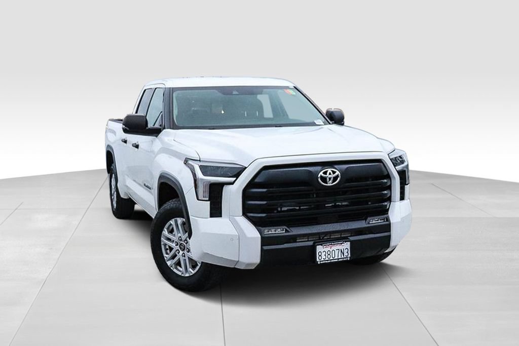 Used 2022 Toyota Tundra SR5 w/ SR5 Convenience Package RWD image 2