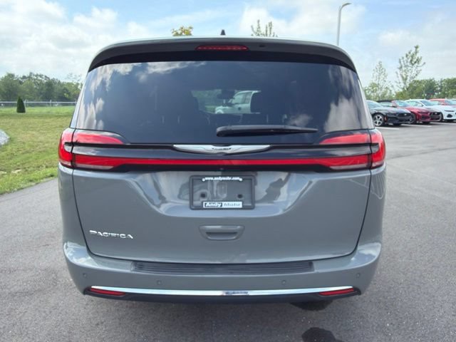 Used 2023 Chrysler Pacifica Touring-L FWD image 8