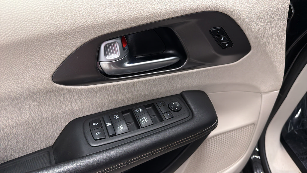 Used 2024 Chrysler Pacifica Touring-L FWD image 21