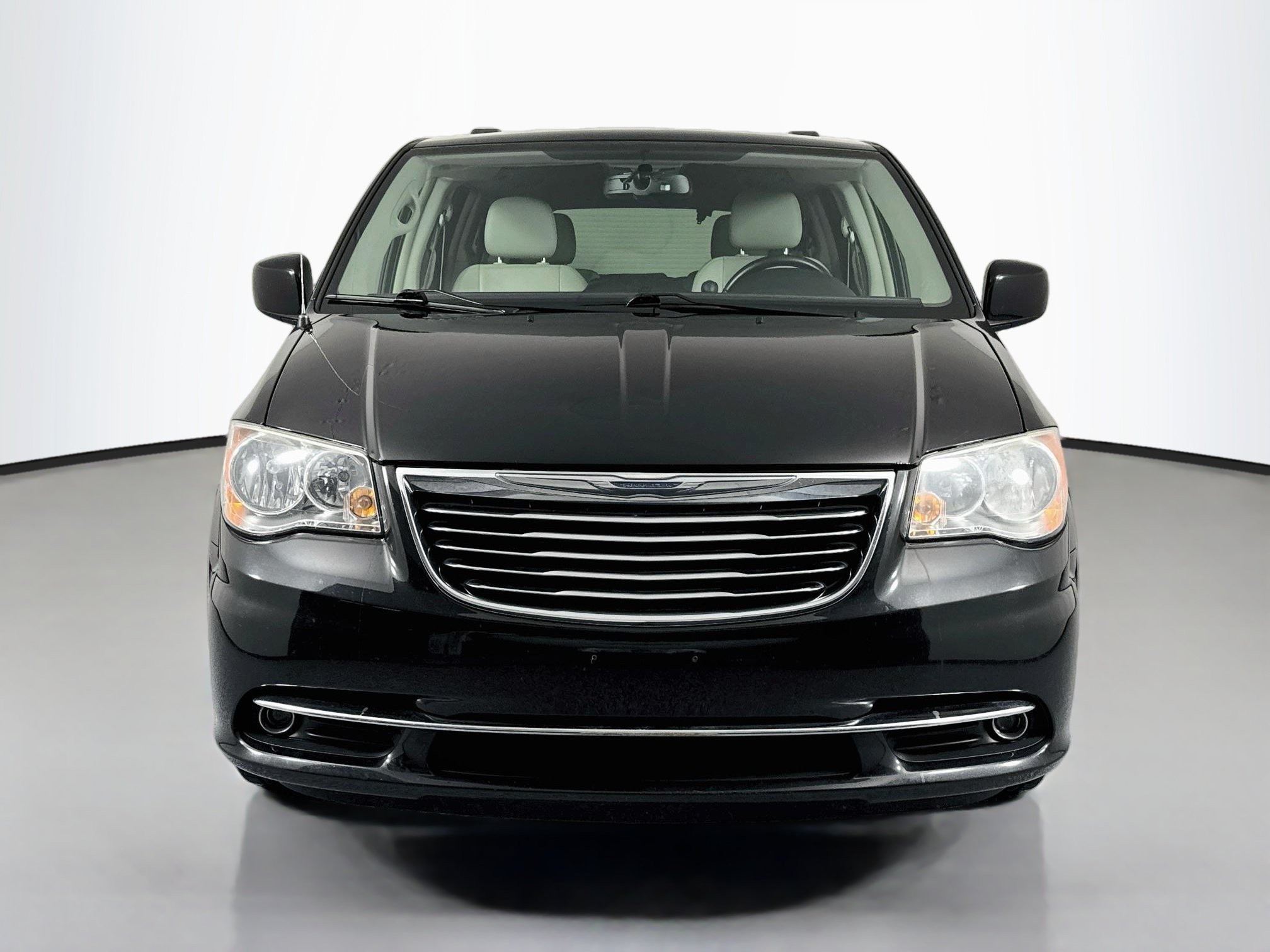 Used 2013 Chrysler Town & Country Touring FWD image 2