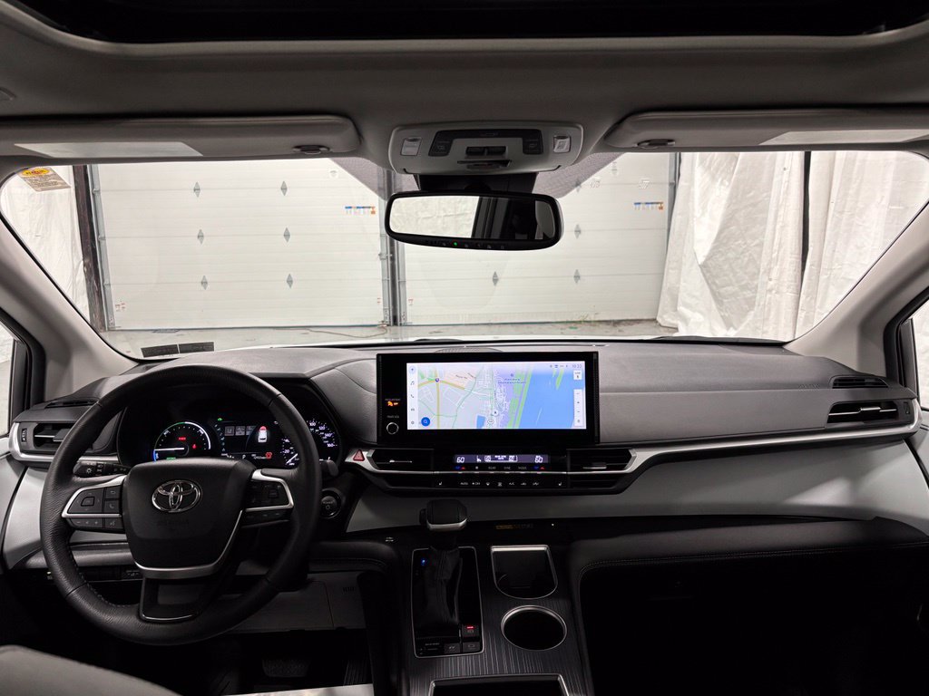 Used 2025 Toyota Sienna XLE AWD/4WD image 40