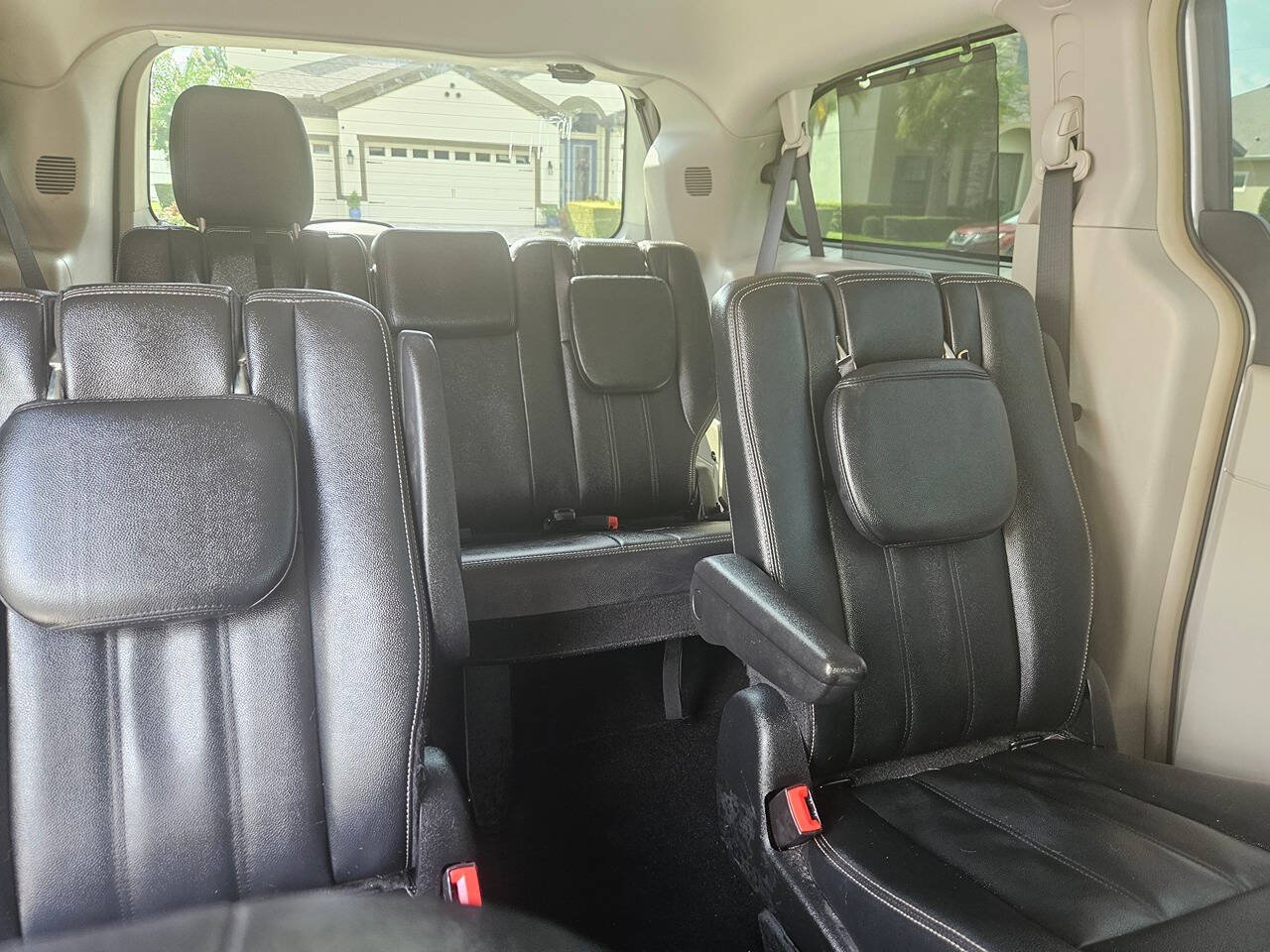 Used 2016 Chrysler Town & Country Touring FWD image 23