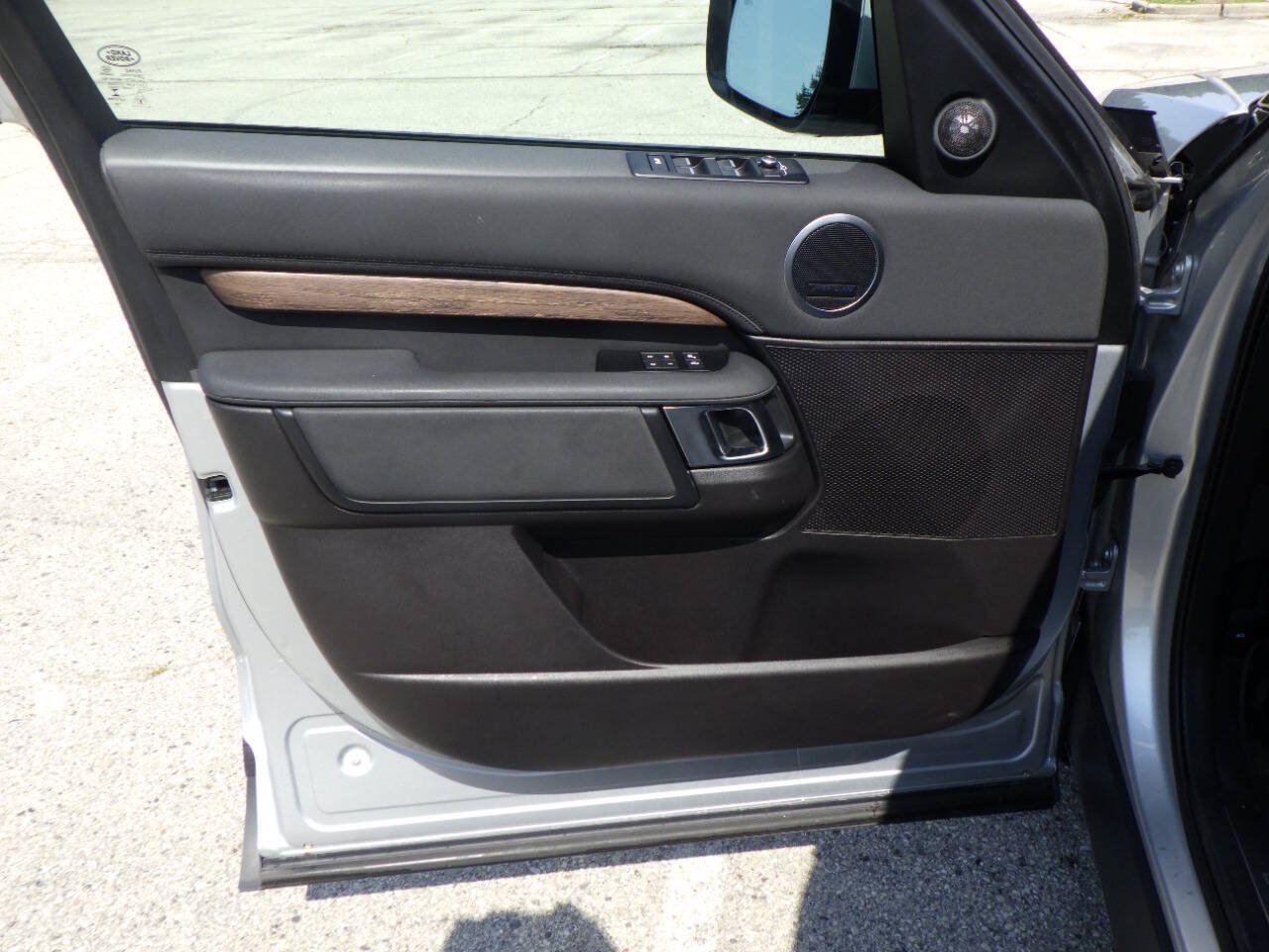 Used 2019 Land Rover Discovery HSE AWD/4WD image 9