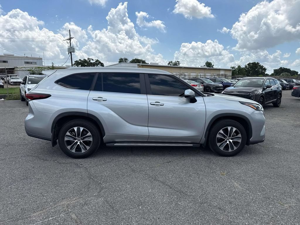 Used 2024 Toyota Highlander XLE FWD image 9