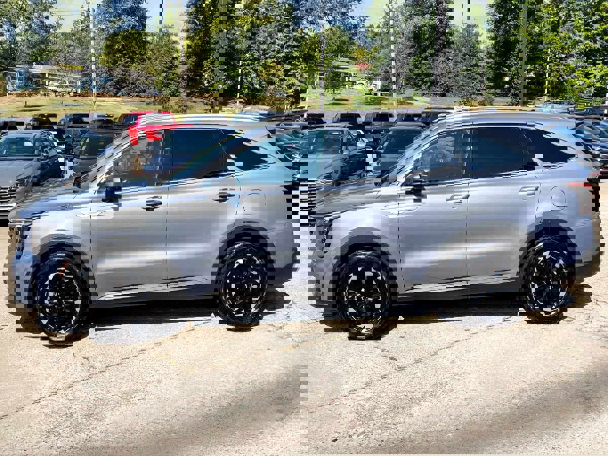 Used 2024 Kia Sorento S w/ Panoramic Sunroof Package image 3