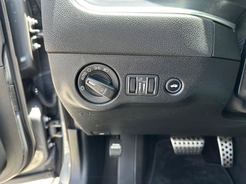 Used 2018 Dodge Charger R/T RWD image 18