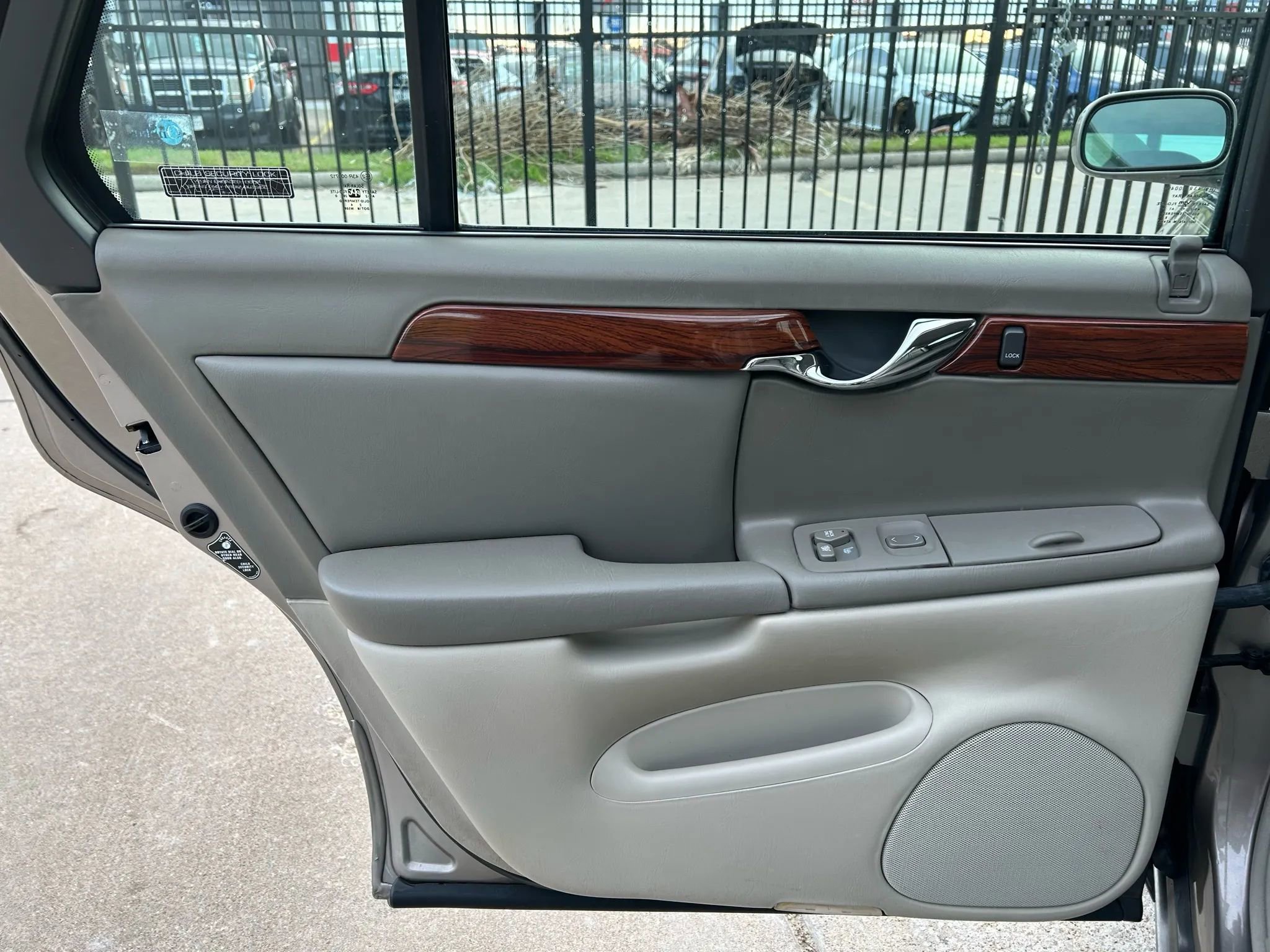 Used 2000 Cadillac De Ville Sedan w/ Comfort/Convenience Pkg FWD image 17