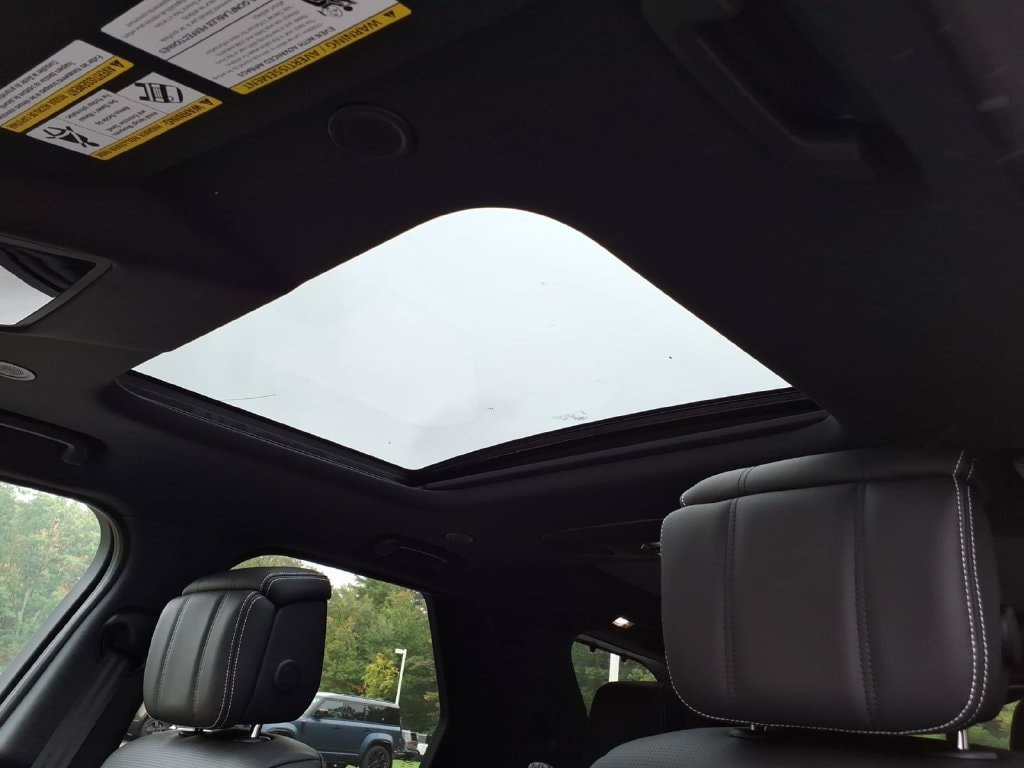 New 2026 Land Rover Discovery Limited Edition AWD/4WD image 13