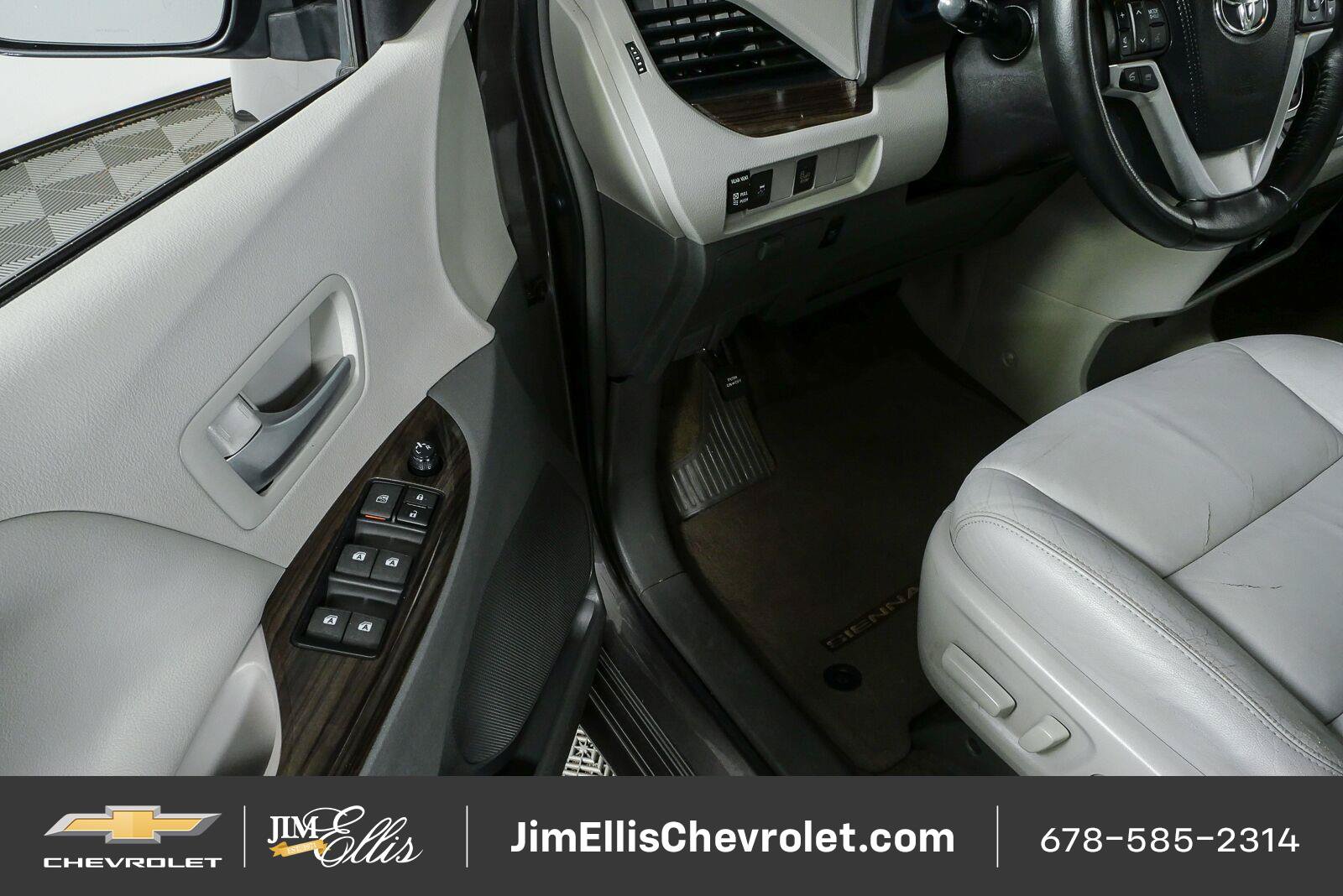 Used 2016 Toyota Sienna XLE FWD image 7