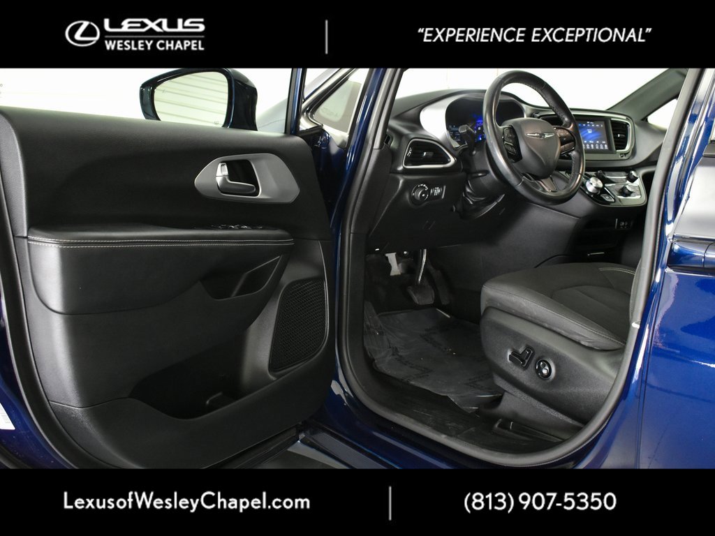 Used 2020 Chrysler Pacifica Touring w/ S Appearance Package image 17