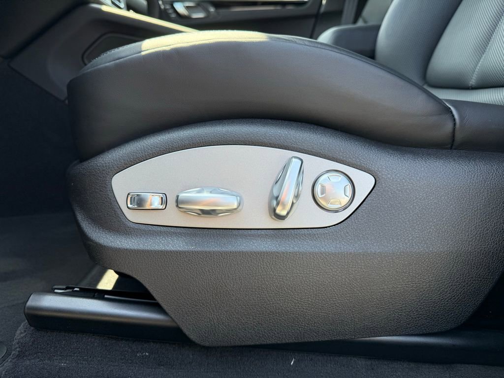 Used 2025 Porsche Macan image 28