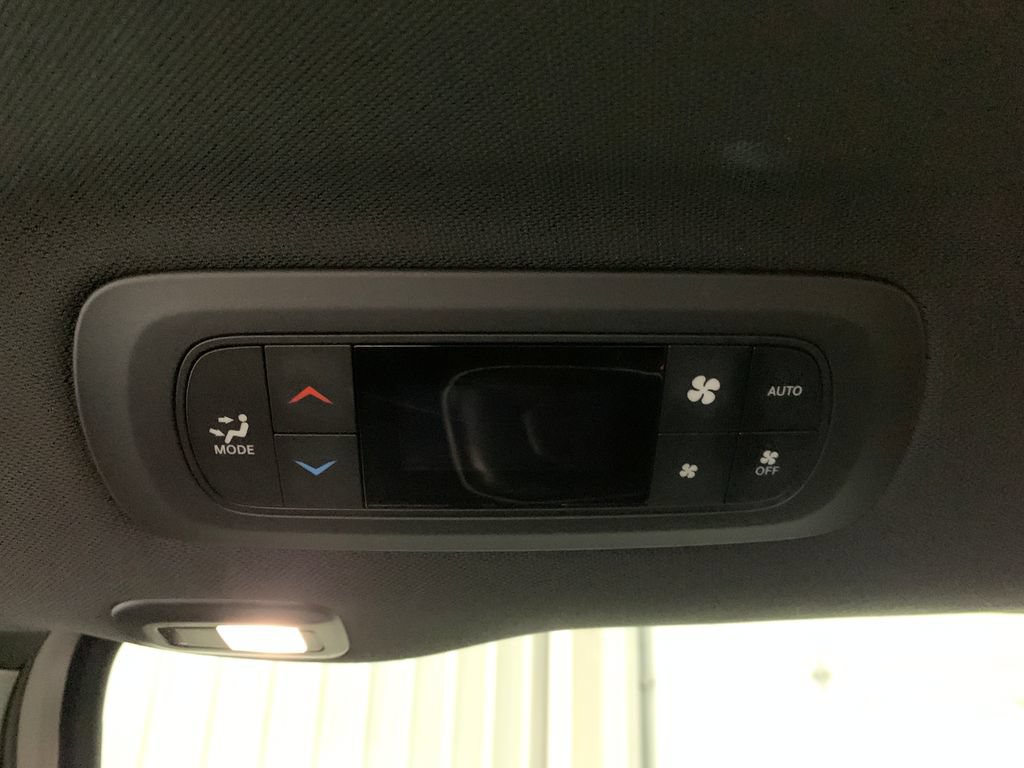Used 2025 Chrysler Pacifica Limited FWD image 18