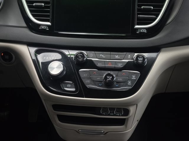 Used 2024 Chrysler Pacifica Touring-L FWD image 20