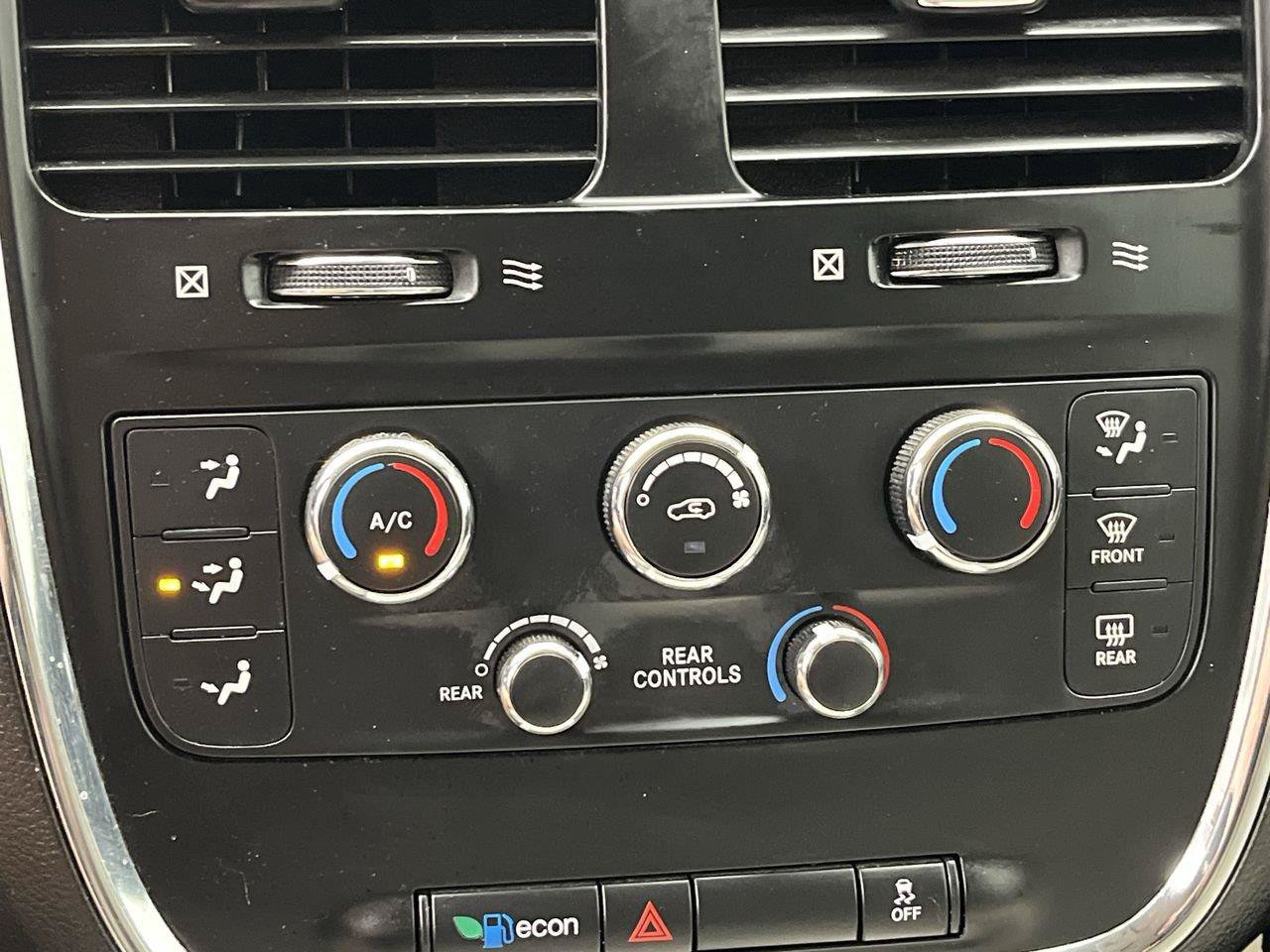 Used 2016 Dodge Grand Caravan SXT w/ UConnect Hands-Free Group FWD image 18