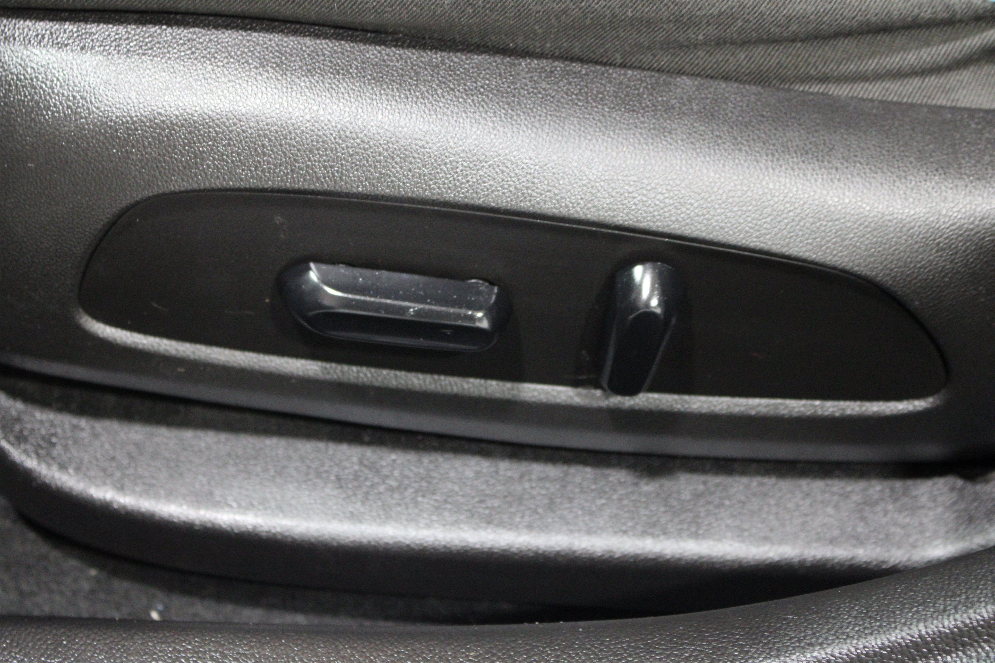 Used 2019 Chevrolet Cruze LT w/ Convenience Package FWD image 5