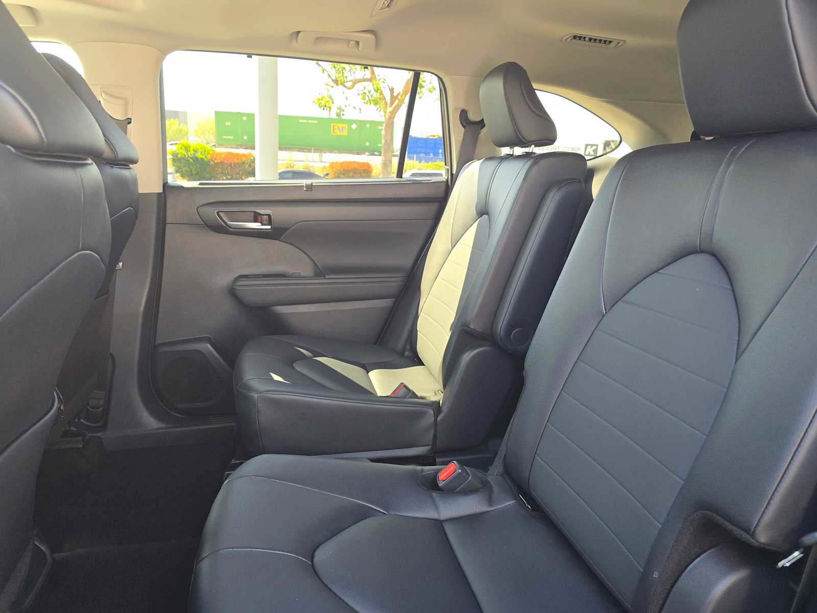 Used 2025 Toyota Highlander XLE FWD image 19