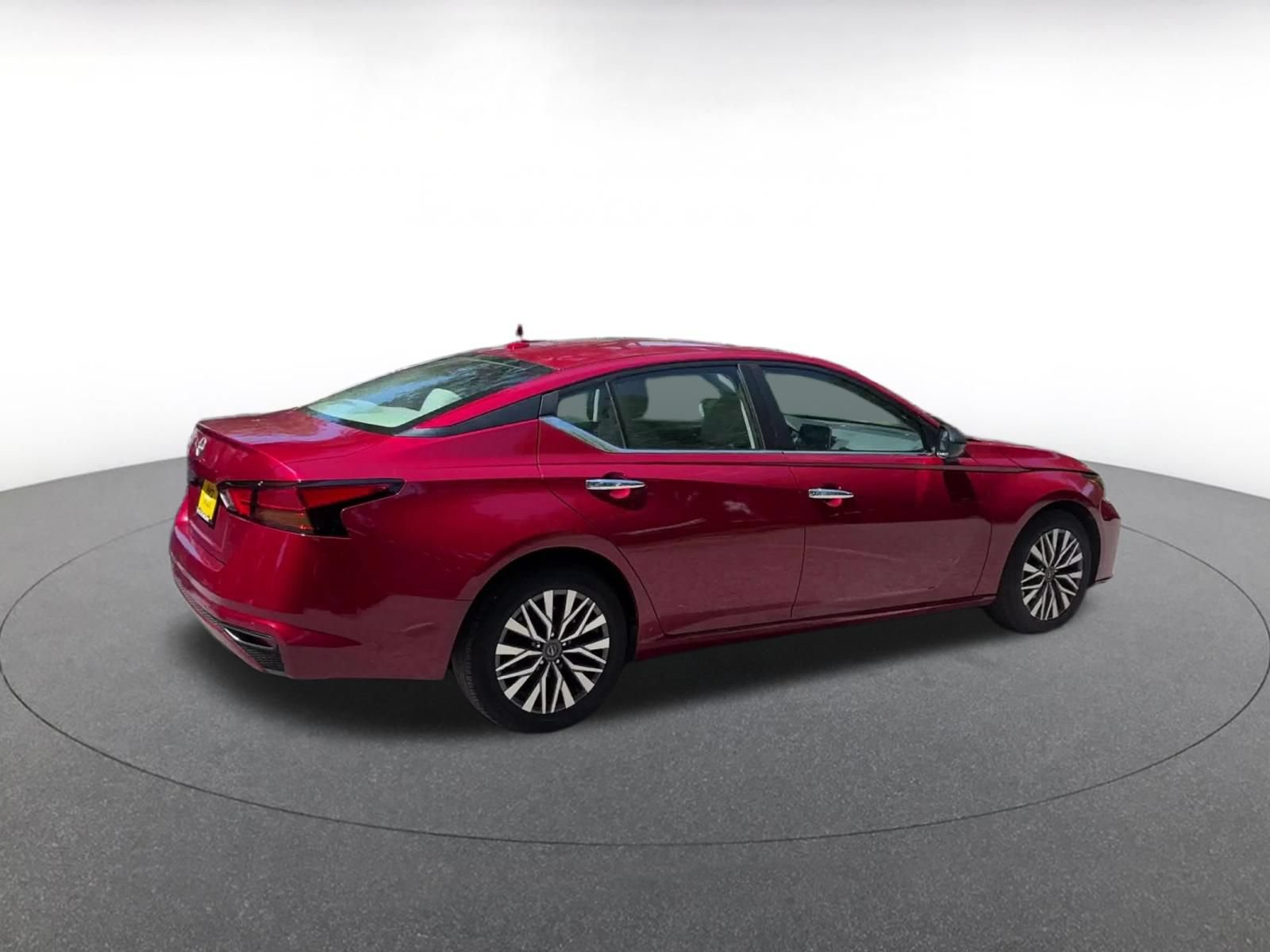 Used 2025 Nissan Altima 2.5 SV FWD image 14