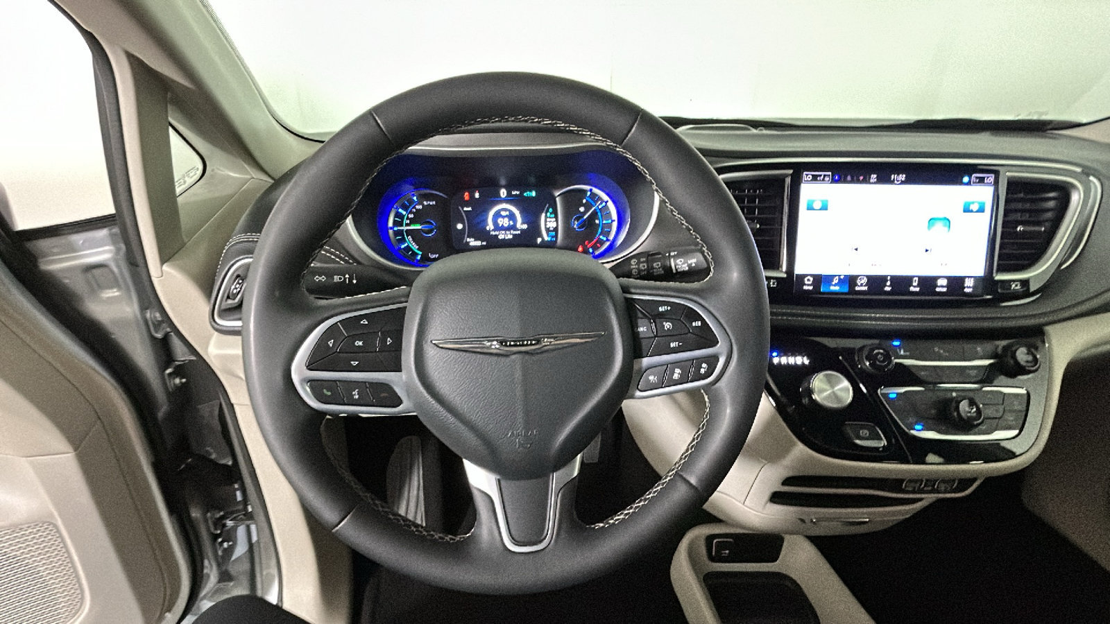 Used 2024 Chrysler Pacifica Limited FWD image 16