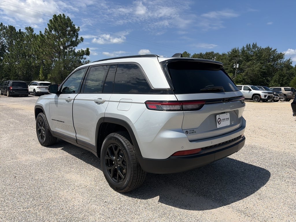 New 2026 Jeep Grand Cherokee Altitude RWD image 4