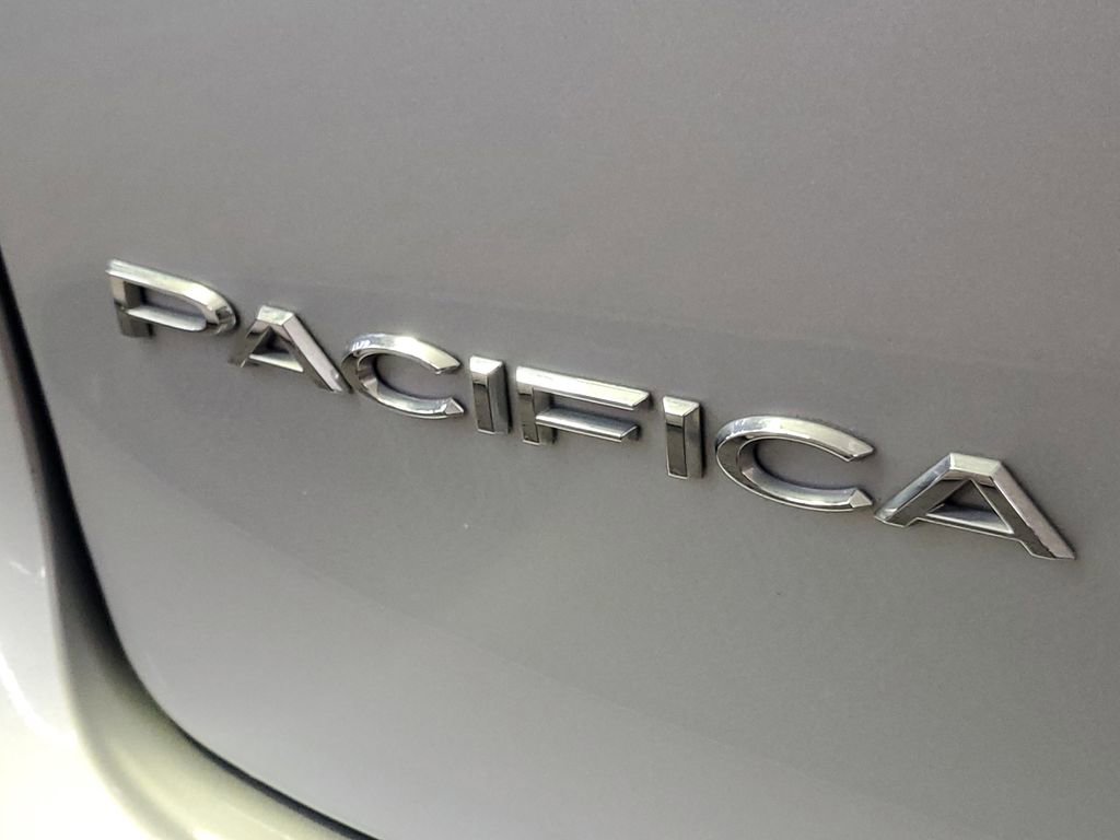 Used 2024 Chrysler Pacifica Touring-L image 9