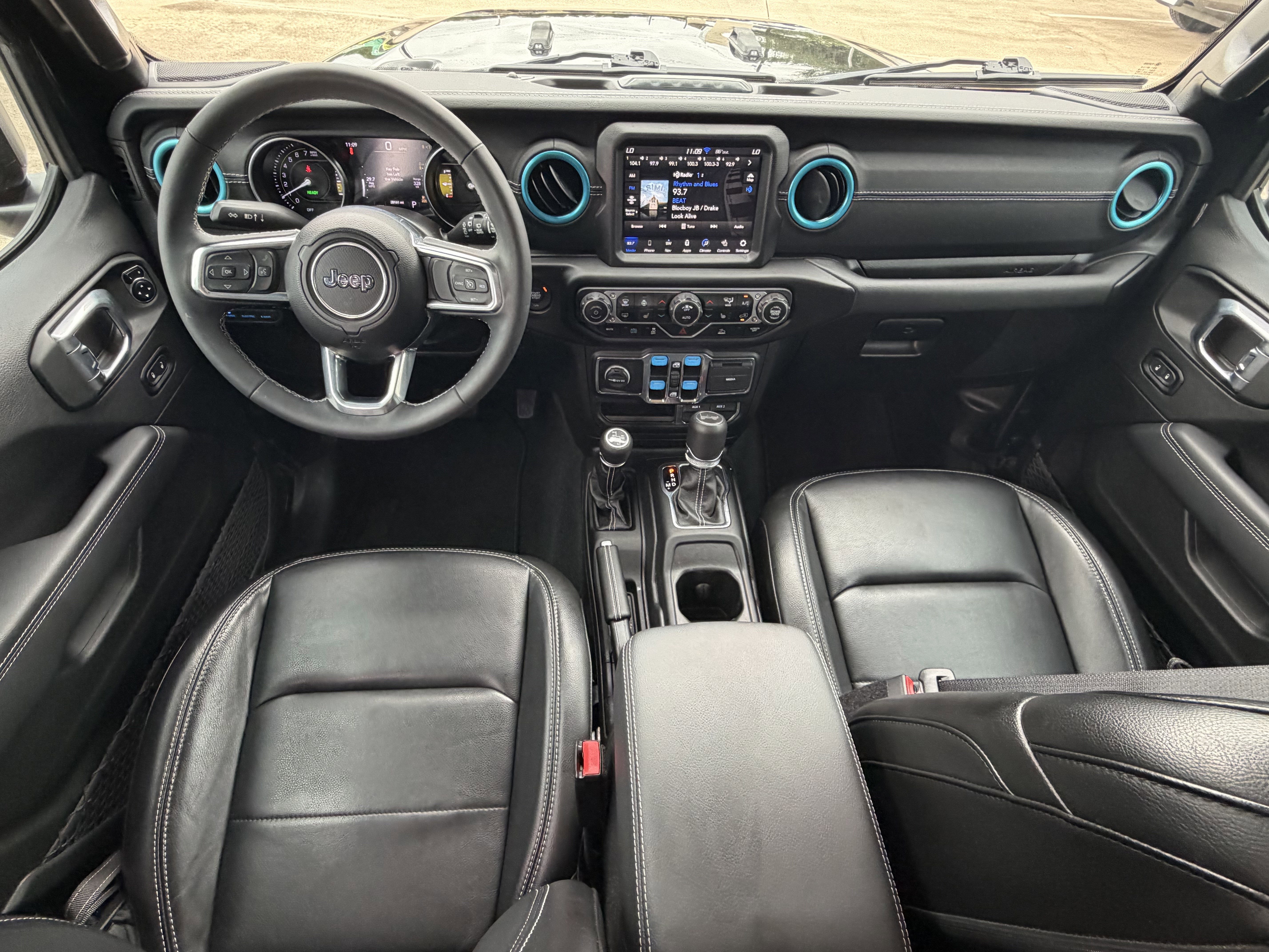 Used 2023 Jeep Wrangler Unlimited Sahara w/ Cold Weather Group AWD/4WD image 11