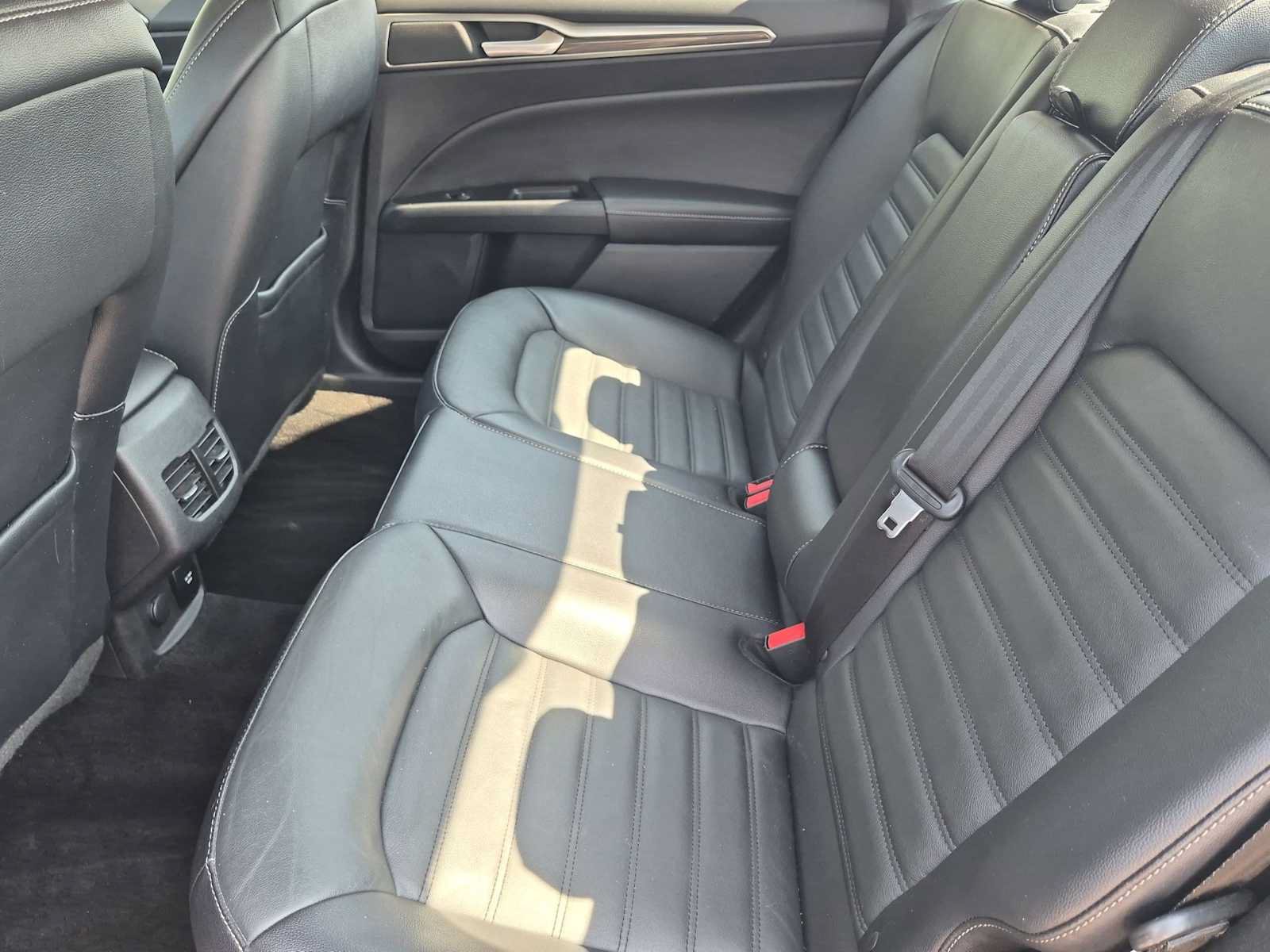 Used 2018 Ford Fusion SE w/ Fusion SE Technology Package FWD image 18