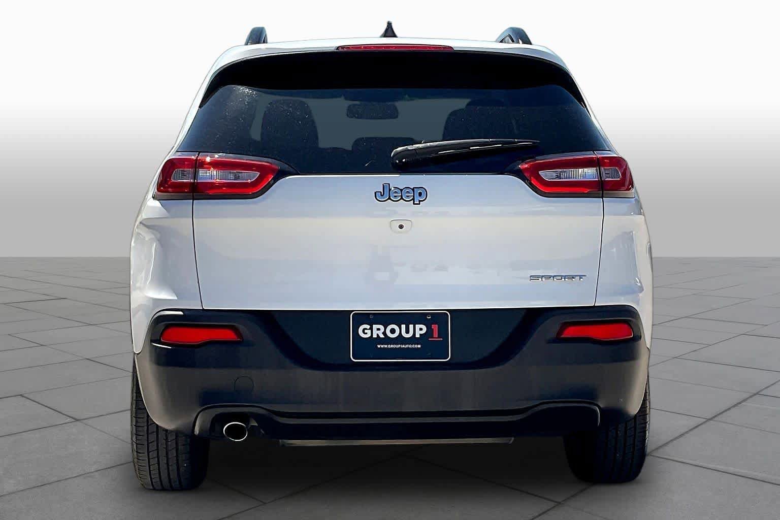 Used 2017 Jeep Cherokee Sport image 5