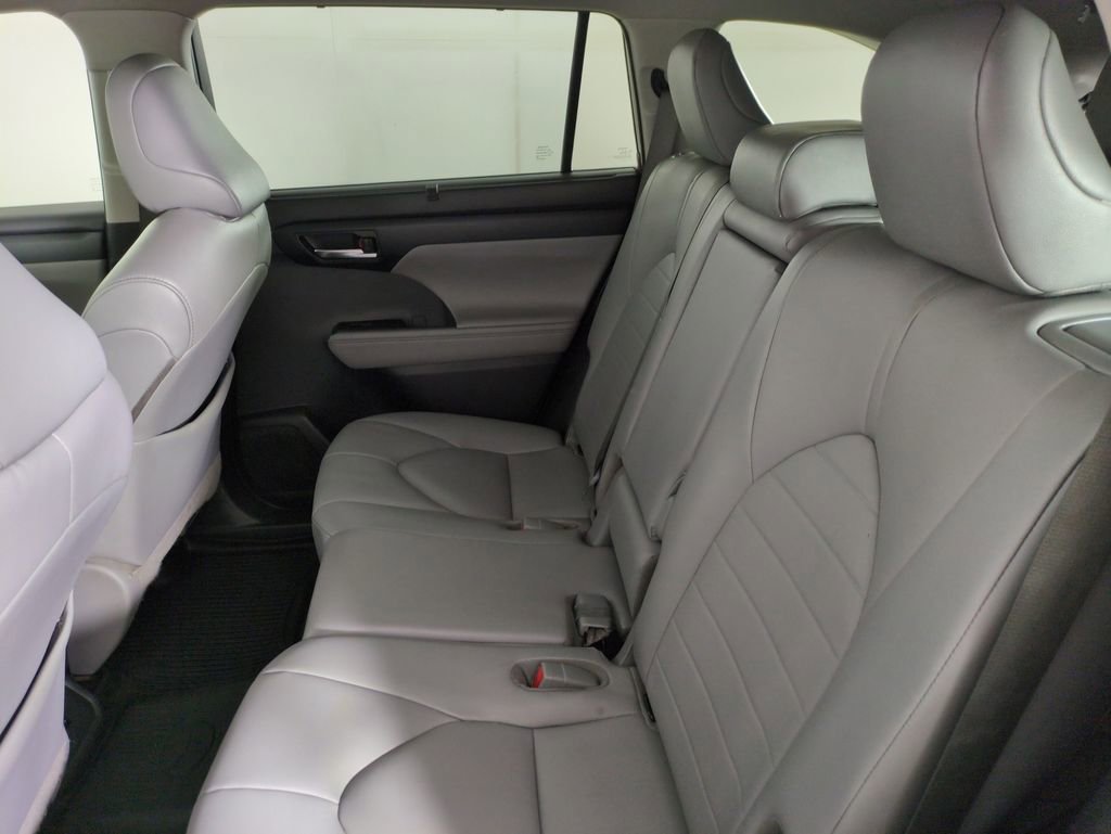 Used 2020 Toyota Highlander XLE image 26