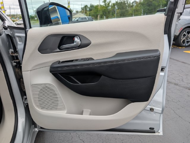 Used 2024 Chrysler Pacifica Touring-L FWD image 13