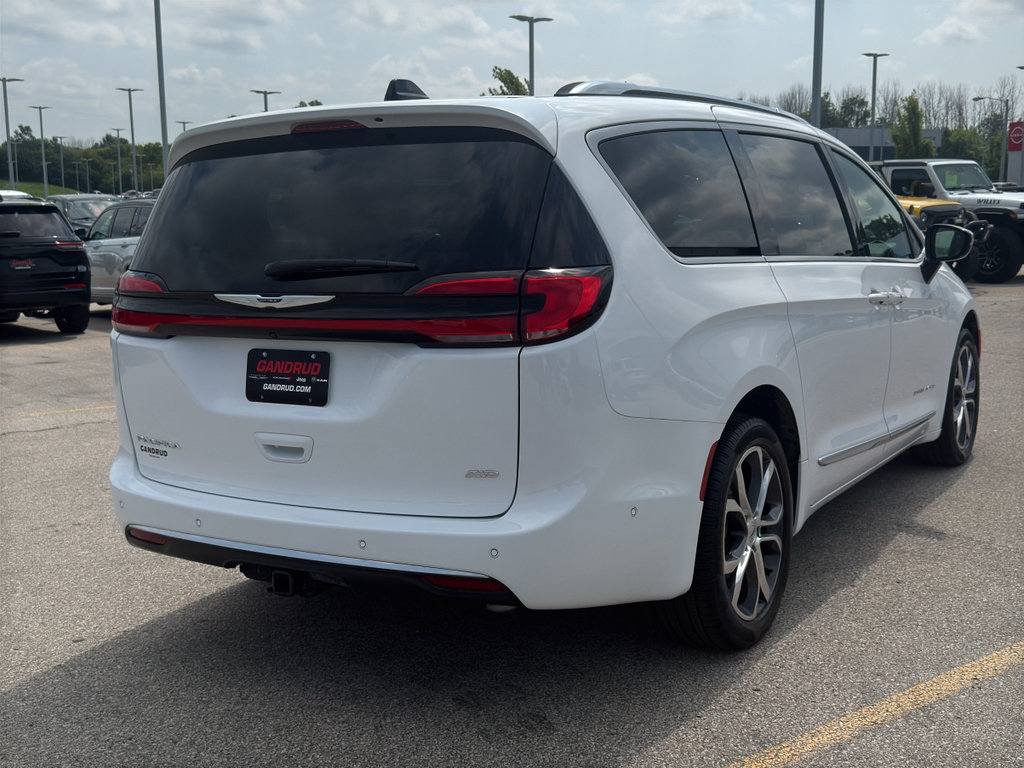 Used 2025 Chrysler Pacifica Pinnacle w/ Trailer Tow Group AWD/4WD image 5