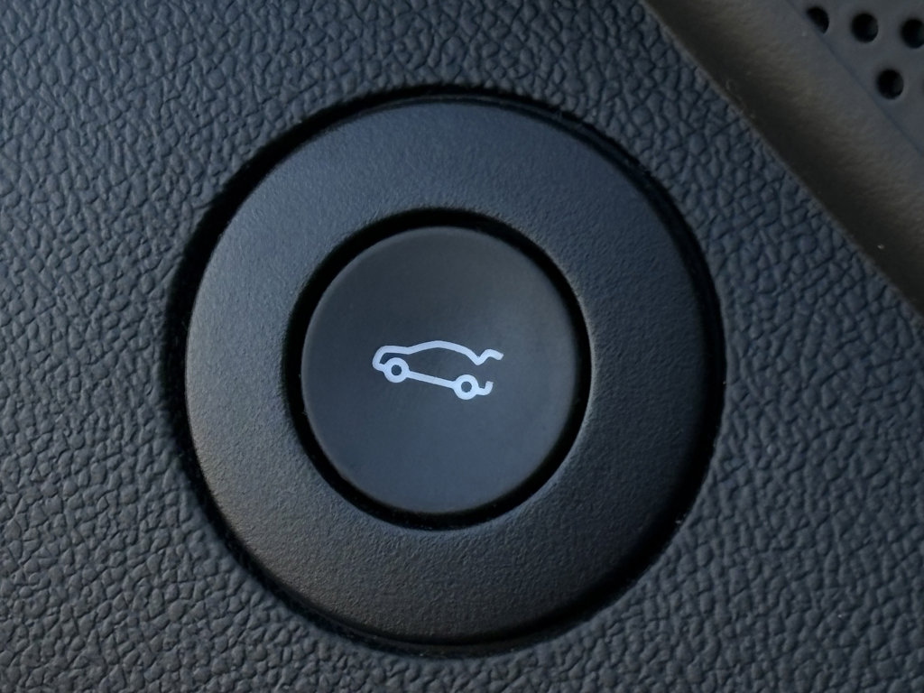 Used 2020 Chevrolet Camaro LT image 18