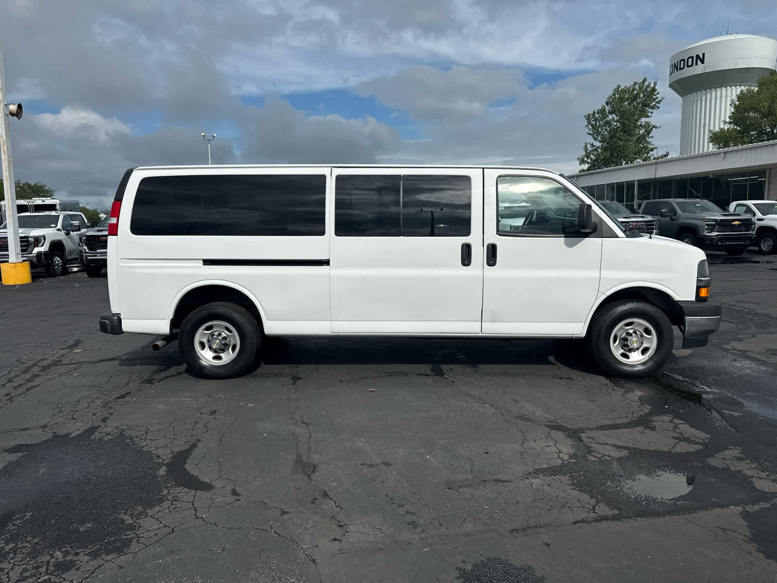 Certified 2024 Chevrolet Express 3500 LT w/ LT Preferred Equipment Group RWD image 6