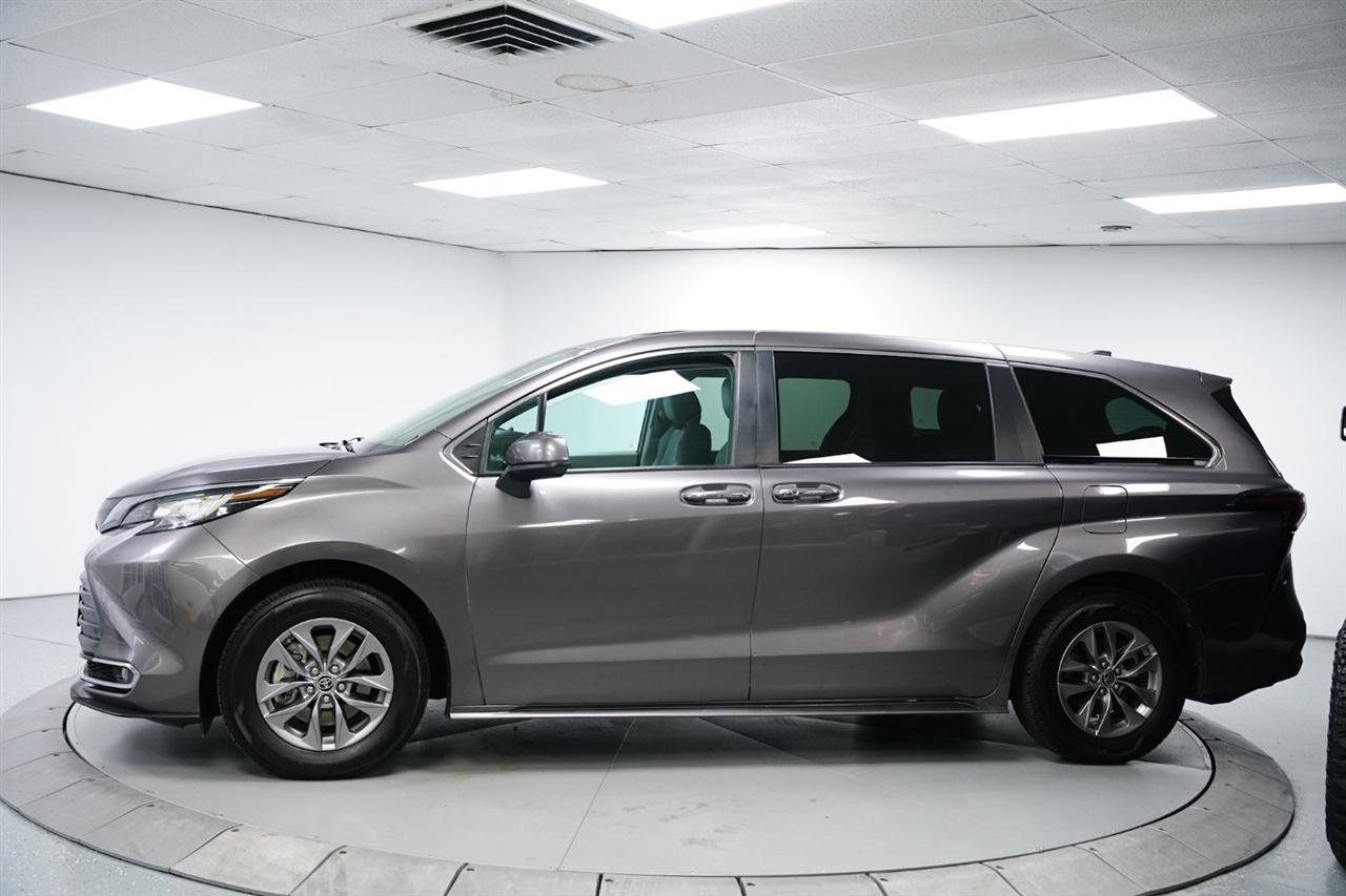 Used 2023 Toyota Sienna XLE image 4