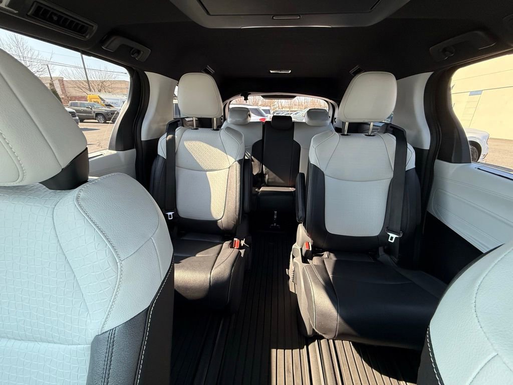 Used 2025 Toyota Sienna XSE w/ XSE Plus Package image 26