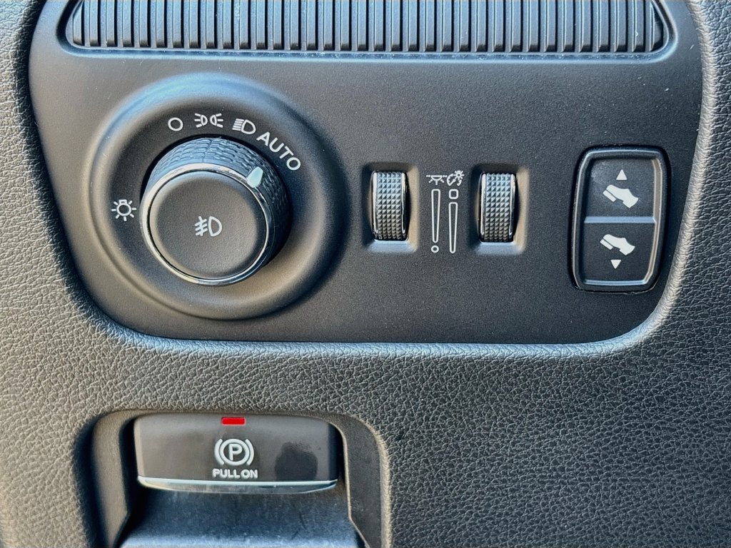Used 2024 Jeep Wagoneer L Series II AWD/4WD image 10
